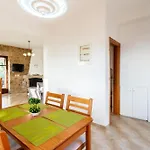 Casa vacanze Mani Stone Majlinda - Tranquil Getaway Gem *