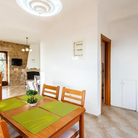 Nyaraló Mani Stone Majlinda - Tranquil Getaway Gem *